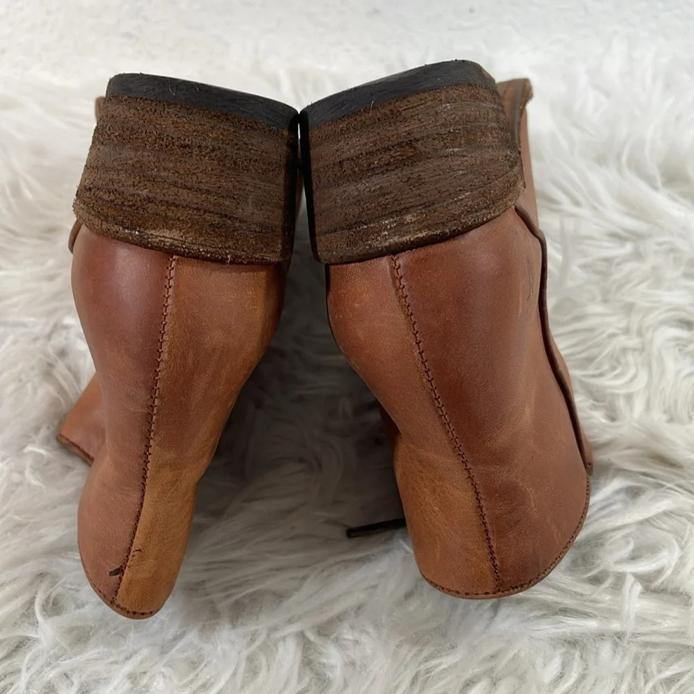 Frye Carson Piping Cognac DISTRESSED LEATHER Ankle Bootie Heel Side Zip Size 7.5 - Picture 10 of 15
